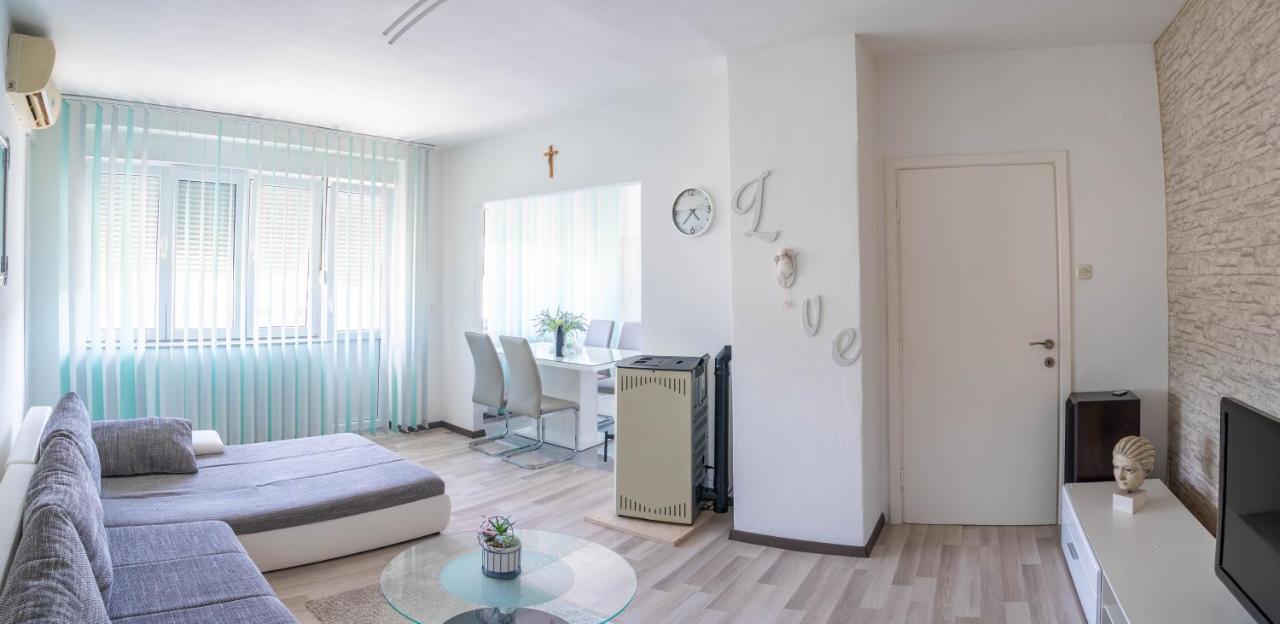 Apartman M Apartment Knin Bagian luar foto